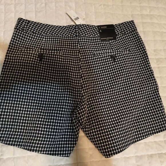 Banana Republic 5 Inch Shorts - Picture 2 of 3